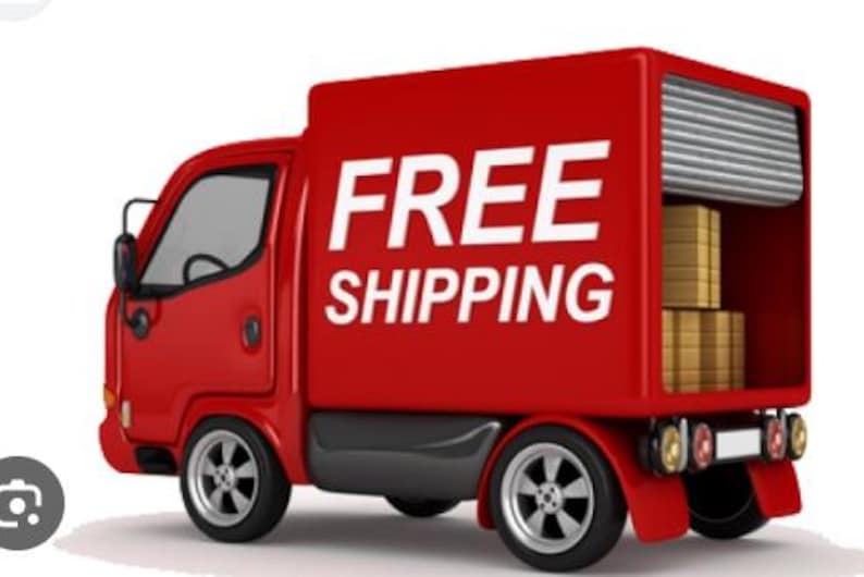 K&ouml;nnte beinhalten: Ein roter Lieferwagen mit dem wei&szlig;en Schriftzug "FREE SHIPPING" an der Seite. Der Laderaum des Lastwagens ist ge&ouml;ffnet und zeigt mehrere gestapelte Pappkartons. Der LKW hat schwarze Reifen und einen wei&szlig;en Hintergrund.