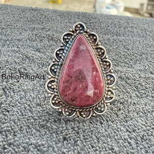 Anello in argento sterling con rodonite a forma di pera: gioielli boho fatti a mano