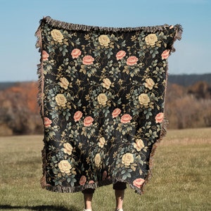Deken Whimsigoth Cottagecore Rose Flowers | Donker esthetisch gotisch geweven tapijt tapijt, slaapbank hoes decor - katoen cadeau voor haar