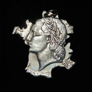 PENDENTIF UNIQUE représentant la carte de France créé a partir d'une monnaie ancienne, un bijou unique et design artisanal. frenchjewel