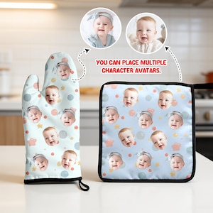 Puede incluir: Un juego de manopla y agarradera azul claro con un patrón repetido de caras de bebé, estrellas y burbujas. El juego tiene un borde negro y un lazo negro. El texto dice: "YOU CAN PLACE MULTIPLE CHARACTER AVATARS."