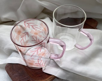 Trinkglas mit Blumen und Gräsern | Geschenkidee für Frauen | Kaffeetasse | Sublimation Becher | Glastasse mit rosa Griff