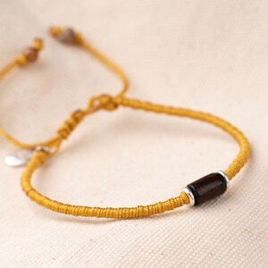 Handgemaakte gele vlechtarmband: minimalistische zilveren accentsieraden