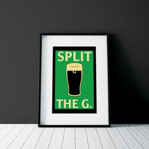 K&ouml;nnte beinhalten: Ein gerahmter Druck mit gr&uuml;nem Hintergrund und einer Schwarzwei&szlig;illustration eines Bierglases. Der Text "SPLIT THE G." ist in Wei&szlig; unter der Illustration gedruckt.