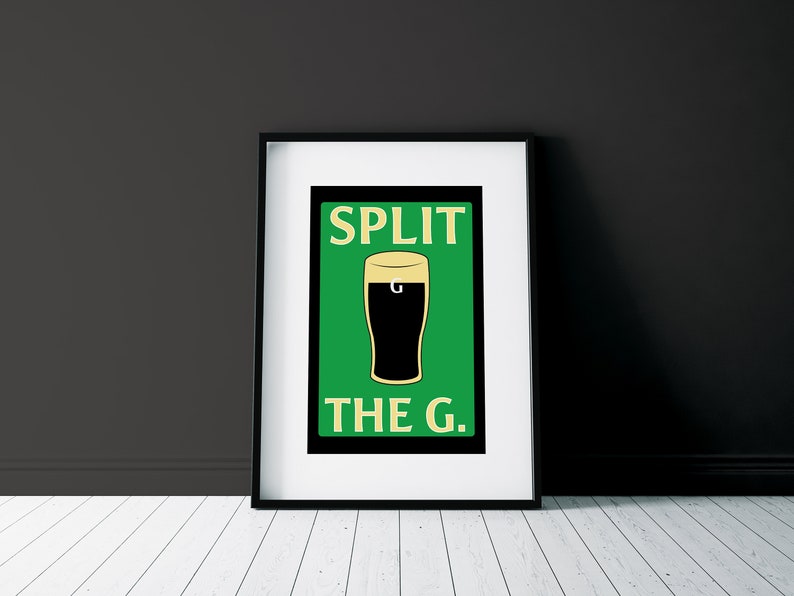 K&ouml;nnte beinhalten: Ein gerahmter Druck mit gr&uuml;nem Hintergrund und einer Schwarzwei&szlig;illustration eines Bierglases. Der Text "SPLIT THE G." ist in Wei&szlig; unter der Illustration gedruckt.