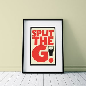 K&ouml;nnte beinhalten: Ein gerahmter Druck mit wei&szlig;em Hintergrund und rotem Text, der "SPLIT THE G!" sagt, mit einer schwarzen Silhouette eines Bierglases neben dem "G".