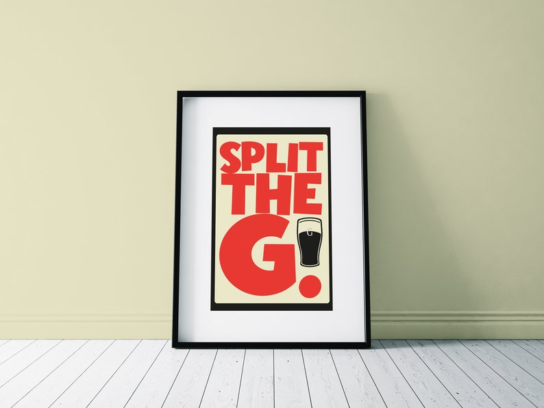 K&ouml;nnte beinhalten: Ein gerahmter Druck mit wei&szlig;em Hintergrund und rotem Text, der "SPLIT THE G!" sagt, mit einer schwarzen Silhouette eines Bierglases neben dem "G".