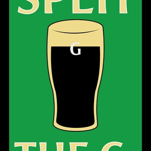 K&ouml;nnte beinhalten: Ein gr&uuml;nes Schild mit schwarzem Rand und wei&szlig;em Text, der "SPLIT THE G." lautet.  In der Mitte des Schildes befindet sich eine Comic-Abbildung eines Glases Guinness-Bier.