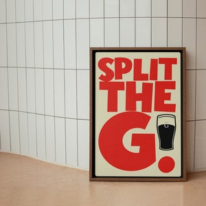 K&ouml;nnte beinhalten: Ein gerahmtes Poster mit dem Text "SPLIT THE G!" in roten Buchstaben. Neben dem "G" befindet sich eine schwarze Silhouette eines Bierglases.