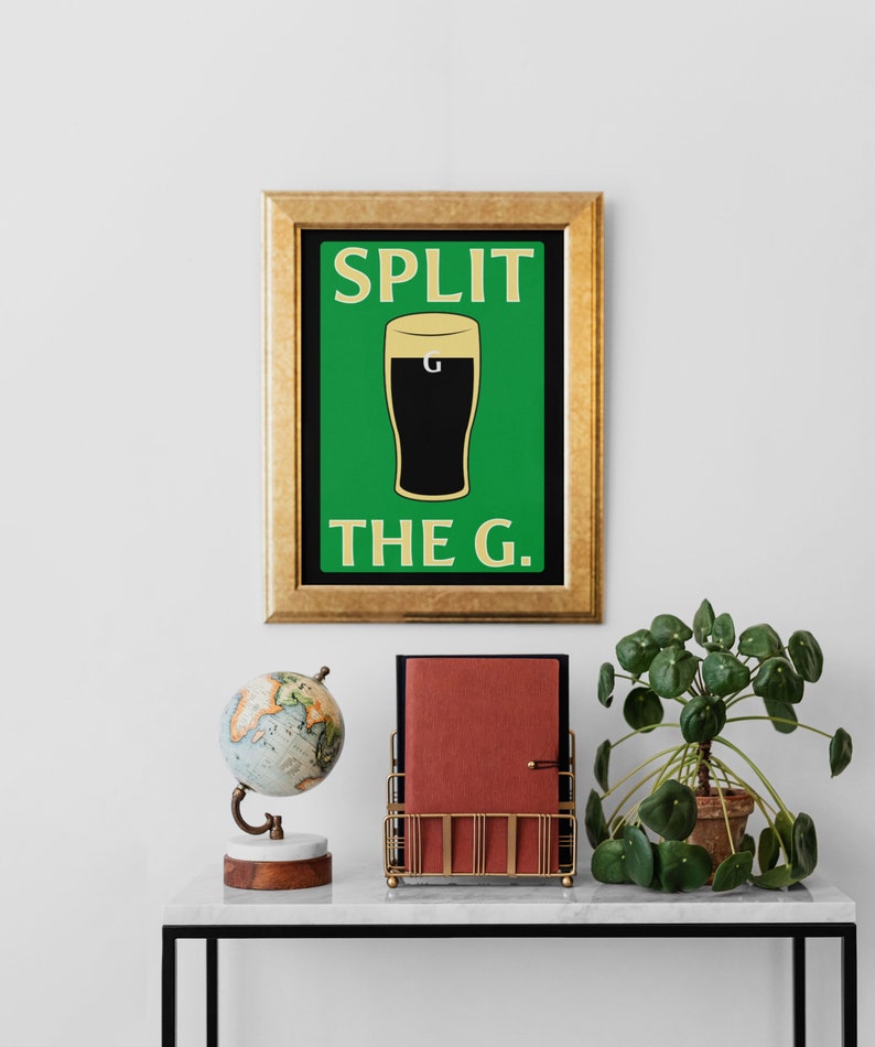 K&ouml;nnte beinhalten: Ein gerahmter Druck mit gr&uuml;nem Hintergrund und einer schwarzen Silhouette eines Bierglases mit dem Text "SPLIT THE G." in Gelb.