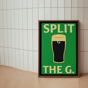 K&ouml;nnte beinhalten: Ein gerahmtes gr&uuml;nes Poster mit dem Text "SPLIT THE G." in gelben Buchstaben. Eine Cartoon-Illustration eines Glases dunkles Bier mit einem wei&szlig;en Schaum oben befindet sich in der Mitte des Posters.