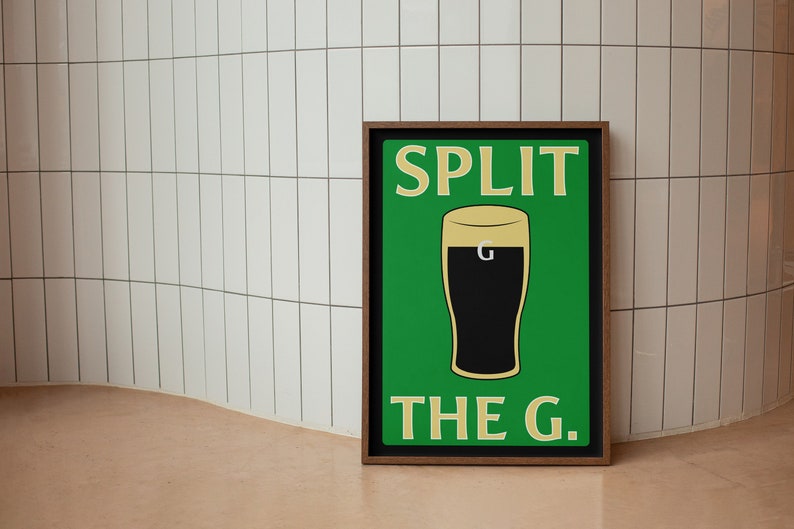 K&ouml;nnte beinhalten: Ein gerahmtes gr&uuml;nes Poster mit dem Text "SPLIT THE G." in gelben Buchstaben. Eine Cartoon-Illustration eines Glases dunkles Bier mit einem wei&szlig;en Schaum oben befindet sich in der Mitte des Posters.