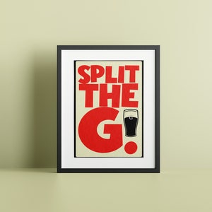 K&ouml;nnte beinhalten: Ein gerahmter Druck mit einem roten und schwarzen Design. Der Druck sagt "Split the G!" mit einem roten "G" und einer schwarzen Silhouette eines Bierglases.