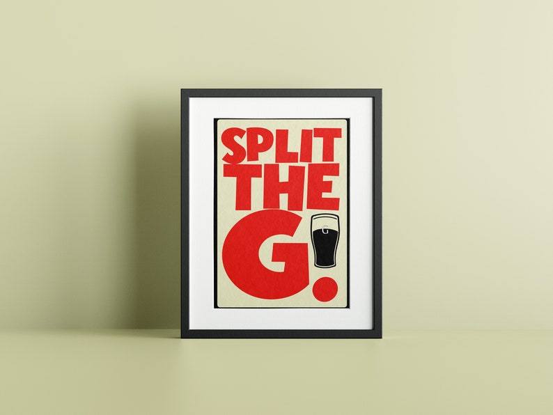 K&ouml;nnte beinhalten: Ein gerahmter Druck mit einem roten und schwarzen Design. Der Druck sagt "Split the G!" mit einem roten "G" und einer schwarzen Silhouette eines Bierglases.