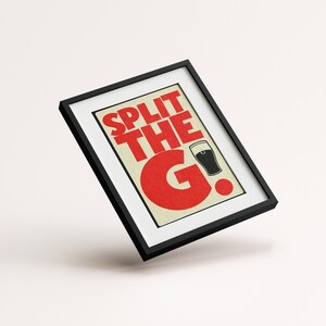K&ouml;nnte beinhalten: Ein gerahmter Druck mit dem Text "SPLIT THE G!" in roten und schwarzen Buchstaben. Neben dem Text befindet sich eine schwarze Silhouette eines Bierglases.