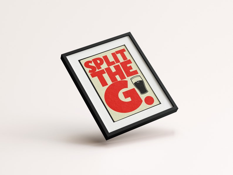 K&ouml;nnte beinhalten: Ein gerahmter Druck mit dem Text "SPLIT THE G!" in roten und schwarzen Buchstaben. Neben dem Text befindet sich eine schwarze Silhouette eines Bierglases.