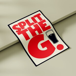 K&ouml;nnte beinhalten: Roter und wei&szlig;er Poster mit dem Text "SPLIT THE G!" in fetten roten Buchstaben. Neben dem Text befindet sich eine Schwarzwei&szlig;illustration eines Glases Bier.