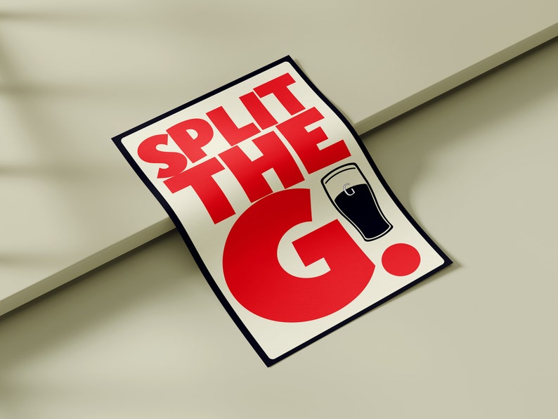 K&ouml;nnte beinhalten: Roter und wei&szlig;er Poster mit dem Text "SPLIT THE G!" in fetten roten Buchstaben. Neben dem Text befindet sich eine Schwarzwei&szlig;illustration eines Glases Bier.