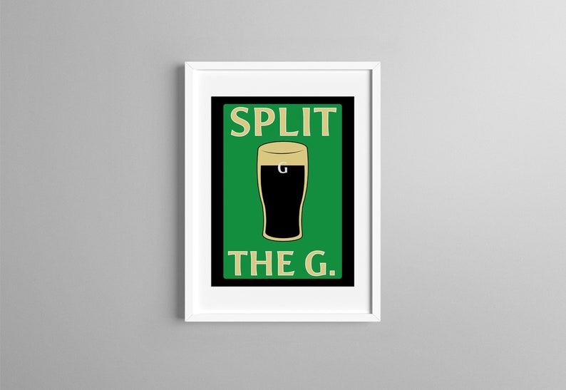 K&ouml;nnte beinhalten: Ein schwarzes und gr&uuml;nes Poster mit dem Text "SPLIT THE G." in wei&szlig;en und goldenen Buchstaben. In der Mitte des Posters ist ein Glas dunkles Bier abgebildet.