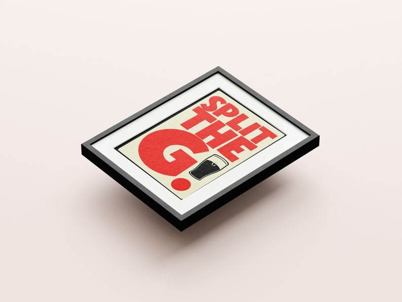 K&ouml;nnte beinhalten: Ein gerahmter Druck mit dem Text "Split the G!" in roten und schwarzen Buchstaben. Unter dem Text befindet sich eine schwarze Silhouette eines Bierglases.