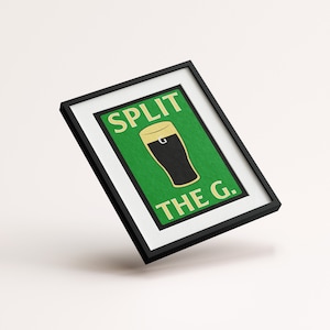 K&ouml;nnte beinhalten: Ein gerahmter Druck mit gr&uuml;nem Hintergrund und einem Glas dunklem Bier. Der Text auf dem Druck lautet "SPLIT THE G."