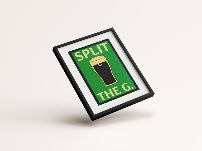 K&ouml;nnte beinhalten: Ein gerahmter Druck mit gr&uuml;nem Hintergrund und einem Glas dunklem Bier. Der Text auf dem Druck lautet "SPLIT THE G."
