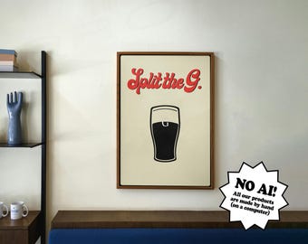 Pôster para parede com a inscrição "Guinness Split The G" em estilo cursivo retrô, disponível para download.