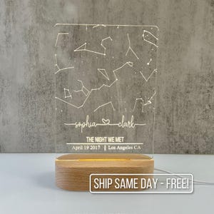 Mapa de luz nocturna con estrellas personalizado para parejas por fecha y ubicación. Regalos para parejas, regalos de compromiso, regalo de aniversario para ella, regalo del día de San Valentín