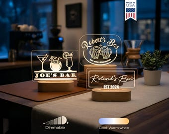 Pode incluir: Três placas LED retangulares de acrílico com bases de madeira. Uma placa diz JOE'S BAR com gráficos de coquetéis. Outra diz Robert's Bar com canecas de cerveja e Save water, drink cocktails. A terceira diz Roland's Bar EST 2024.