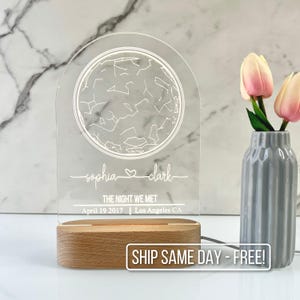 Mapa de luz nocturna con estrellas personalizado para parejas por fecha y ubicación. Regalos para parejas, regalos de compromiso, regalo de aniversario para ella, regalo del día de San Valentín