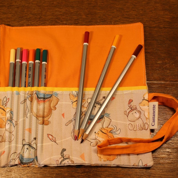 Rouleau rangement crayons de couleurs, feutres, stylo. Cadeau enfants transport d'accessoires de coloriage ou écriture