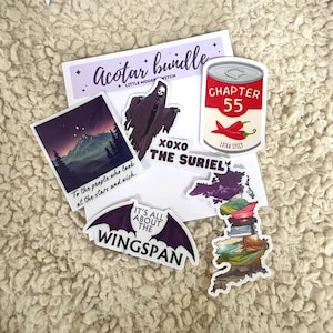 Op de afbeelding: Een set van zes stickers met verschillende ontwerpen uit de boekenserie A Court of Thorns and Roses. De stickers bevatten een paars en zwart gevleugeld wezen, een paars en zwarte kaart, een rood en wit blikje met de tekst "Hoofdstuk 55", een paars en zwart spook, een paars en zwart berglandschap en een paars en zwart gevleugeld wezen met de tekst "It's all about the wingspan".