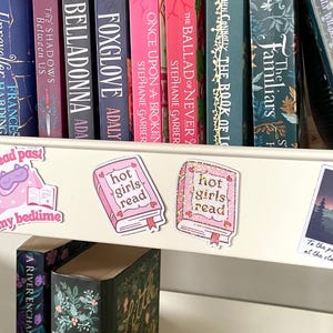ホットな女の子が冷蔵庫のマグネットを読んでいます | tbr カートマグネット |本好き |読者向けアイテム |本に関するもの