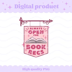 Op de afbeelding: Een lichtroze hangende bordillustratie met donkerroze tekst die ALWAYS OPEN FOR BOOK RECS leest. Het bord bevat een centrale afbeelding van een open boek met donkere contouren en kleine steraccenten, opgehangen aan een decoratieve metalen beugel.