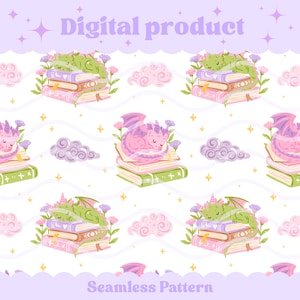 Op de afbeelding: Een naadloos digitaal patroon met illustraties van groene en paarse draken die op stapels boeken slapen, omringd door kleine paarse bloemen, roze wolken en gele sterren op een witte achtergrond met de tekst Digital product.