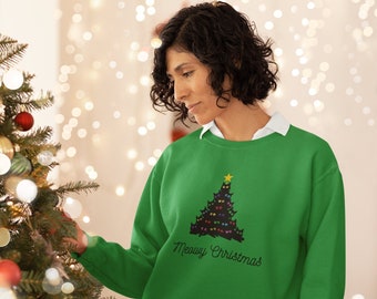Peut inclure: Un sweat-shirt vert vif à col rond orné d'un motif représentant un sapin de Noël formé par des chats noirs aux yeux brillants, surmonté d'une étoile jaune. Le texte Meowy Christmas est imprimé en écriture cursive noire sous le motif.