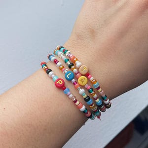 Buntes Perlenarmband mit Buchstabenperle | Initialen Armband mit Makrameeknoten | verstellbare Größe, Geschenk, bunt, minimalistisch