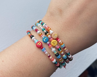 Buntes Perlenarmband mit Buchstabenperle | Initialen Armband mit Makrameeknoten | verstellbare Größe, Geschenk, bunt, minimalistisch