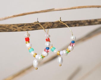 bunte Perlenohrringe mit Süßwasserperlen | Hoops mit Glasperlen und Frischwasserperlen | bunt