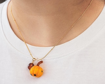 Personalisierte filigrane Goldkette – Edelstahl Halskette mit herbstlichem Glas-Anhänger, 46 cm | Herbst Kette, Layering Halskette, Geschenk