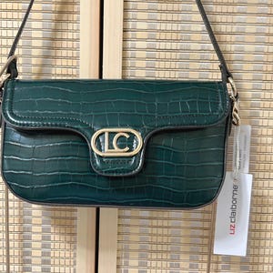 Nuevo bolso de hombro Liz Claiborne verde esmeralda. Este hermoso bolso cuenta con una cadena dorada para el hombro y una correa para llevarlo en la mano.