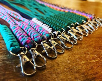 Handgefertigtes Paracord-Schlüsselband mit Sicherheitsverschluss: Ausgestattet mit einem Drehverschluss, einem Sicherheitsclip und einer Auswahl von über 30 tollen Farben!