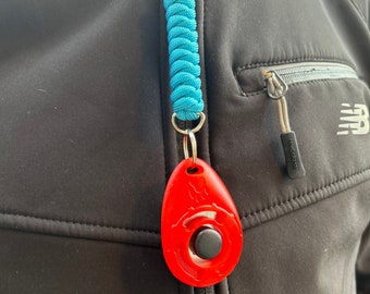 Lanière avec cliquet pour chien - Idéal pour le dressage de chiens, les amoureux des chiens et les propriétaires de chiens. Disponible dans des couleurs amusantes !