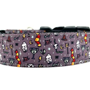 Pode incluir: Uma coleira de cachorro roxa com um padrão caprichoso de corujas, varinhas mágicas e outras ilustrações com tema de Harry Potter.