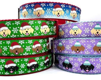 Puede incluir: Cuatro collares de perro diferentes con temática navideña. Los collares son verdes, rojos, morados y azules con copos de nieve blancos y un patrón de perros con gorros de Papá Noel o gorros de invierno.