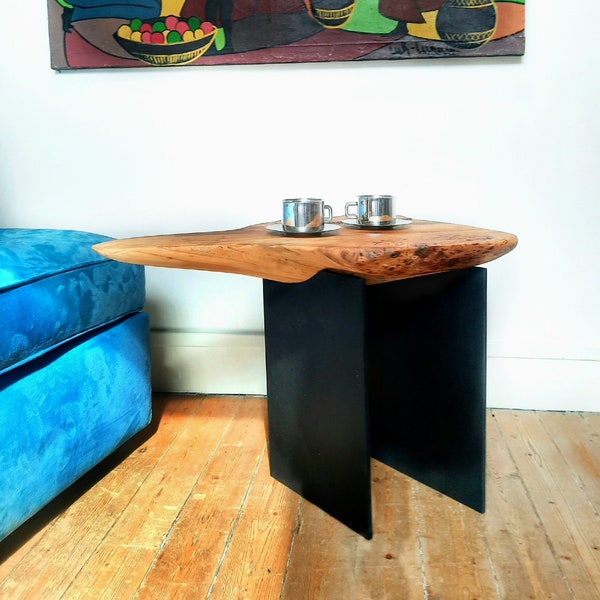Table d'appoint unique en bois d'orme massif cintré avec pieds noirs encastrés, huilée