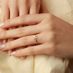 Anillo con inicial de oro de 14 quilates, anillo con letra, anillo con inicial delicado, anillo con alfabeto, anillo con letra personalizado, anillo personalizado, anillo con inicial para novio