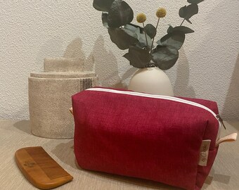 Makeup bag / toiletry bag / cosmetic bag in pink-red
