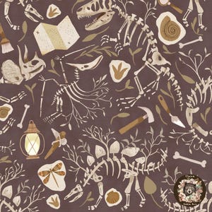 以下が含まれることがあります： 濃い茶色の背景に、白い恐竜の骨格、化石、道具が描かれたシームレスなパターン。パターンには、コンパス、ランタン、トンボ、三葉虫が含まれています。