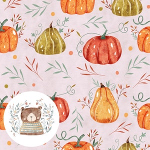 Peut inclure: Motif répété de citrouilles orange, vertes et rouges, avec des feuilles et des vignes vertes et marron sur un fond rose clair. Une illustration circulaire d'un ours en chemise rayée est en bas à gauche.
